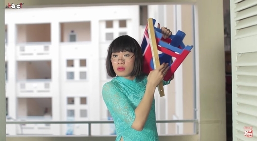 
	
	Diễn viên Quang Trung vào vai cô giám thị hành lang, làm náo loạn lớp 12C8